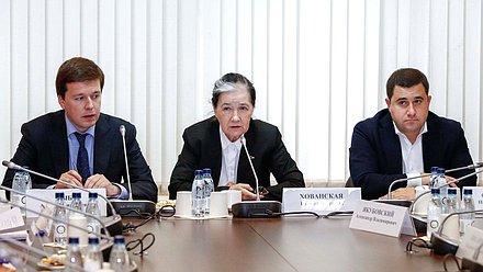 Председатель совета местного отделения партии «Справедливая Россия — За правду» в Южном административном округе города Москвы Алексей Цыба, Председатель Комиссии по обеспечению жилищных прав граждан Галина Хованская и заместитель Министра строительства и жилищно-коммунального хозяйства РФ Никита Стасишин