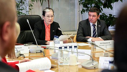 Председатель Комиссии по обеспечению жилищных прав граждан Галина Хованская и Первый заместитель Председателя Комиссии Евгений Первышов