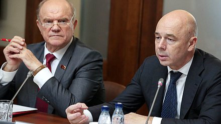 Руководитель фракции КПРФ Геннадий Зюганов и Министр финансов РФ Антон Силуанов