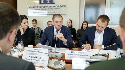 Первый заместитель Председателя Комитета по физической культуре и спорту Дмитрий Пирог и заместитель Председателя Комитета Антон Шипулин