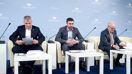 Заместитель Председателя Комитета по охране здоровья Алексей Куринный, Председатель Комитета по охране здоровья Дмитрий Хубезов и член Комитета Александр Румянцев