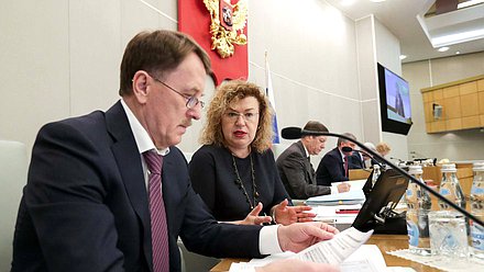 Заместители Председателя Государственной Думы Алексей Гордеев и Ольга Епифанова