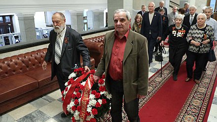 Возложение цветов ветеранами Минэкономразвития к памятной доске работников Госплана СССР