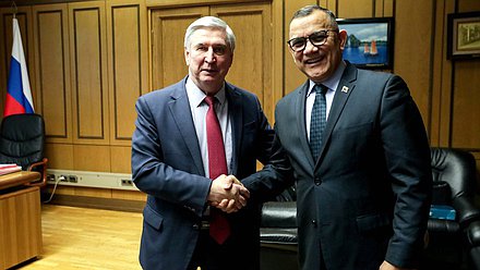 Первый заместитель Председателя Государственной Думы Иван Мельников и посол Боливарианской Республики Венесуэла в РФ Хесус Рафаэль Саласар Веласкес