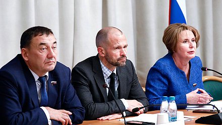 Член Комитета по строительству и ЖКХ Марат Нуриев, Первый заместитель Председателя Комитета Роман Лябихов и заместитель Председателя Комитета Светлана Разворотнева