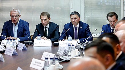 Министр природных ресурсов и экологии Александр Козлов, Председатель Комитета по экологии, природным ресурсам и охране окружающей среды Дмитрий Кобылкин и Первые заместители Председателя Комитета Вячеслав Фетисов и Владимир Бурматов