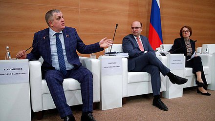 Первый заместитель Председателя Комитета по труду, социальной политике и делам ветеранов Николай Коломейцев, заместитель Председателя Банка России Алексей Заботкин и Председатель Банка России Эльвира Набиуллина