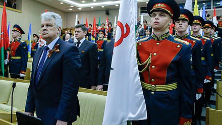 Торжественная церемония на пленарном заседании с выносом Знамени Победы и флагов городов воинской славы России даёт старт международному проекту "Мы победили вместе".