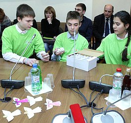 Работники Государственной Думы собрали и отправили детям Донбасса наборы сладостей и игрушек.