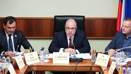 Председатель Комитета по вопросам собственности, земельным и имущественным отношениям Сергей Гаврилов и Первые заместители Председателя Комитета Сергей Тен и Иван Сухарев