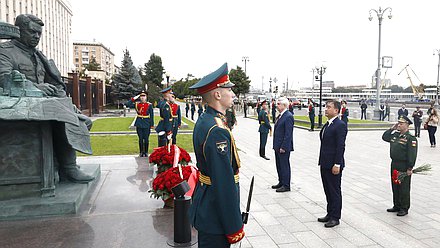 Первый заместитель Председателя Государственной Думы Иван Мельников принял участие в церемонии возложения цветов к памятнику маршалу Александру Василевскому