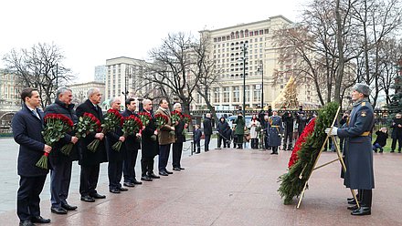 Вячеслав Володин и главы делегаций стран — членов ПА ОДКБ возложили цветы к Могиле Неизвестного Солдата