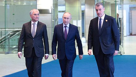 Председатель Государственной Думы Вячеслав Володин, Президент РФ Владимир Путин и руководитель фракции ЛДПР Леонид Слуцкий