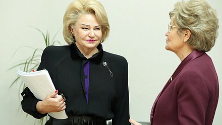 Председатель Комитета по делам семьи, женщин и детей Нина Останина и член Комитета Татьяна Ларионова