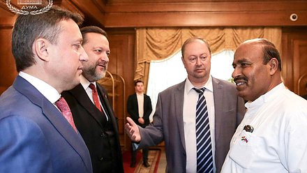 Заместитель председателя Комитета по безопасности и противодействию коррупции Анатолий Выборный, член Комитета по обороне Павел Дорохин и член Нижней палаты Парламента Республики Индии Вирендра Кумар. Автор фото: Марат Абулхатин/Фотослужба Государственной Думы
