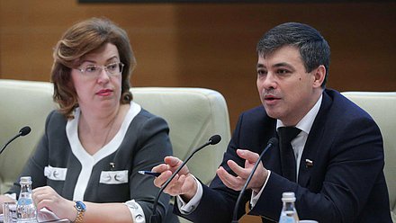 Член Комитета по вопросам семьи, женщин и детей Ольга Епифанова и председатель Комитета по охране здоровья Дмитрий Морозов во время парламентских слушаний на тему «Законодательное регулирование организации оказания медицинской помощи детям в школах и дошкольных учреждениях».