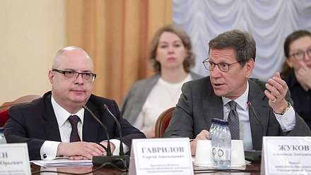 Председатель Комитета по вопросам собственности, земельным и имущественным отношениям Сергей Гаврилов и Первый заместитель Председателя Государственной Думы Александр Жуков