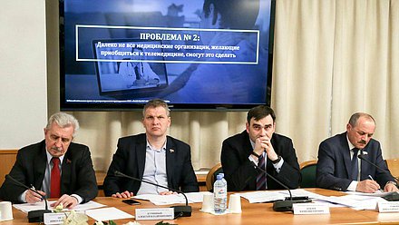 Члены Комитета по охране здоровья Николай Осадчий, Алексей Куринный и Юрий Кобзев и заместитель Председателя Комитета по охране здоровья Николай Говорин