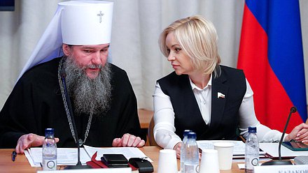 Председатель Комитета по просвещению Ольга Казакова и митрополит Екатеринбургский и Верхотурский Евгений