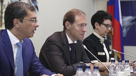 Председатель Комитета по промышленности и торговле Владимир Гутенев и Министр промышленности и торговли РФ Денис Мантуров