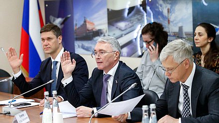 Члены Комитета по экономической политике Сергей Алтухов и Эдуард Кузнецов и Председатель Комитета по защите конкуренции Валерий Гартунг