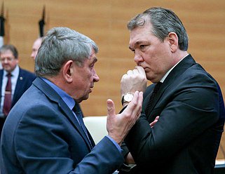Ответственный секретарь ОДКБ Петр Рябухин и председатель Комитета по делам Содружества Независимых Государств, евразийской интеграции и связям с соотечественниками Леонид Калашников во время открытия пятьдесят первой сессии Парламентского Собрания Союза Беларуси и России.
