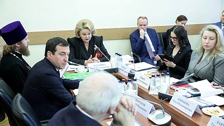 Круглый стол Комитета по вопросам семьи, женщин и детей на тему «Пути совершенствования мер, направленных на народосбережение, стимулирование рождаемости и социальную поддержку семей с детьми»