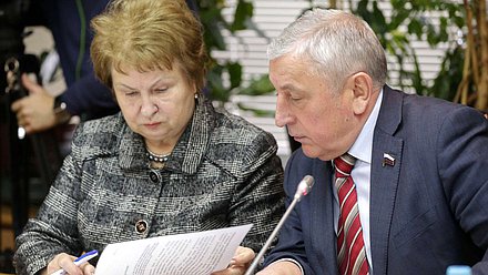 Первый заместитель председателя Комитета по региональной политике и проблемам Севера и Дальнего Востока Валентина Пивненко и председатель Комитета Николай Харитонов во время заседания Комитета. Фото: Анна Исакова/Фотослужба Государственной Думы