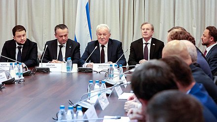 Кандидат на должность Министра транспорта РФ Дмитрий Ядров, кандидат на должность заместителя Председателя Правительства РФ Андрей Никитин, Председатель Комитета по транспорту и развитию транспортной инфраструктуры Евгений Москвичев и заместитель Председателя Государственной Думы Виталий Савельев