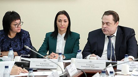 Члены Комитета по делам национальностей Елена Евтюхова и Анастасия Удальцова и Председатель Комитета Геннадий Семигин