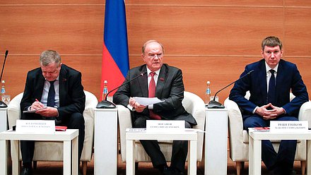 Первый заместитель Председателя Комитета по труду, социальной политике и делам ветеранов Николай Коломейцев, руководитель фракции КПРФ Геннадий Зюганов и Министр экономического развития РФ Максим Решетников