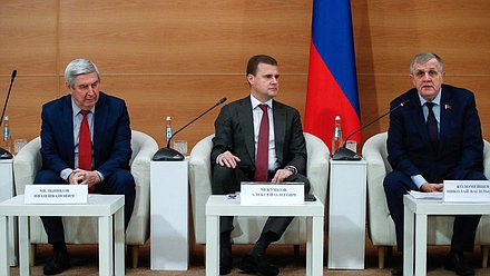 Первый заместитель Председателя Государственной Думы Иван Мельников, Министр по развитию Дальнего Востока и Арктики Алексей Чекунков и Первый заместитель Председателя Комитета по труду, социальной политике и делам ветеранов Николай Коломейцев