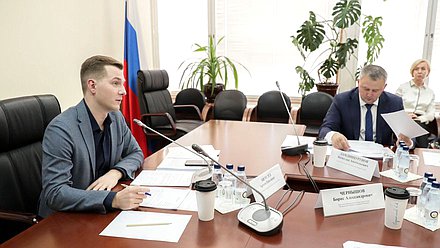 Председатель Комитета по молодежной политике Артем Метелев и член Комитета Вячеслав Дамдинцурунов