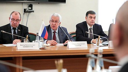 Член Комитета по бюджету и налогам Виктор Селиверстов, руководитель фракции «Единая Россия» Владимир Васильев и член Комитета по безопасности и противодействию коррупции Адальби Шхагошев