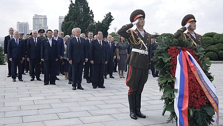 Председатель Государственной Думы Вячеслав Володин и депутаты ГД почтили память советских воинов, сражавшихся за освобождение Кореи