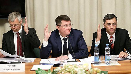 Председатель Комитета по экономической политике, промышленности, инновационному развитию и предпринимательству Сергей Жигарев и Первые заместители председателя Комитета Владимир Гутенев и Валерий Гартунг во время заседания.
Авторство фото: Анна Исакова / Фотослужба Государственной Думы.