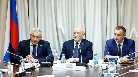 Первый заместитель Председателя Комитета по охране здоровья Леонид Огуль, член Комитета Александр Румянцев и Председатель Комитета Сергей Леонов
