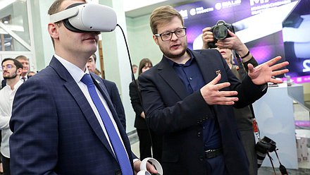 Осмотр выставки исторических VR-материалов РИА Новости «Масштаб VR: Нюрнберг, Крузенштерн, Куликово поле»