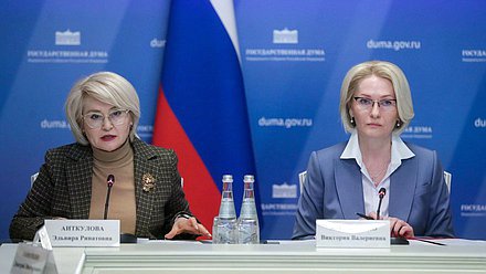Член Комитета по просвещению Эльвира Аиткулова и заместитель Председателя Государственной Думы Виктория Абрамченко