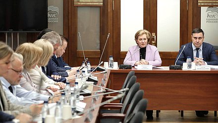 Руководитель Роспотребнадзора — Главный санитарный врач РФ Анна Попова и Председатель Комитета по охране здоровья Дмитрий Хубезов