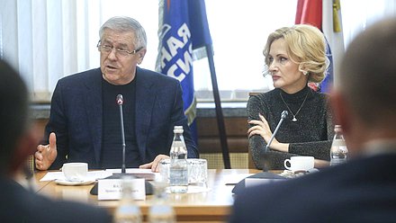 Первый заместитель Председателя Комитета по безопасности и противодействию коррупции Эрнест Валеев и заместитель Председателя Государственной Думы Ирина Яровая