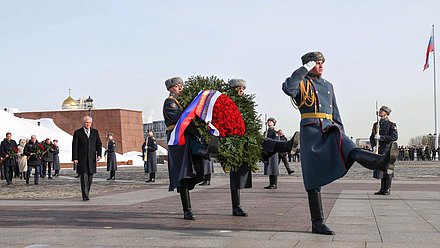 Возложение венка к Вечному огню в парке Победы на Поклонной горе в День защитника Отечества