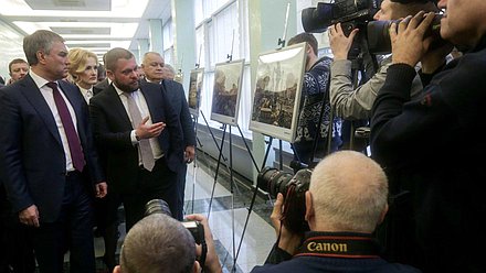 Председатель Государственной Думы Вячеслав Володин и специальный корреспондент ВГТРК Евгений Поддубный во время открытия фотовыставки "Сирия. Хроника войны". Фото: Анна Исакова/Фотослужба Государственной Думы