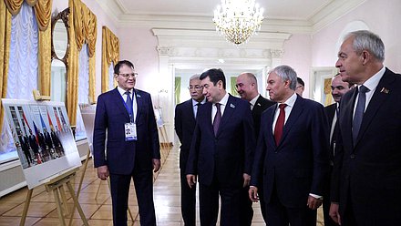 Председатель Мажилиса Парламента Республики Казахстан Ерлан Кошанов, Председатель Государственной Думы Вячеслав Володин, Председатель Палаты представителей Национального собрания Республики Беларусь Игорь Сергеенко и Председатель Маджлиси милли Маджлиси Оли Республики Таджикистан Файзали Идизода