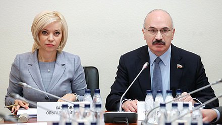 Председатель Комитета по науке и высшему образованию Сергей Кабышев и Председатель Комитета по просвещению Ольга Казакова