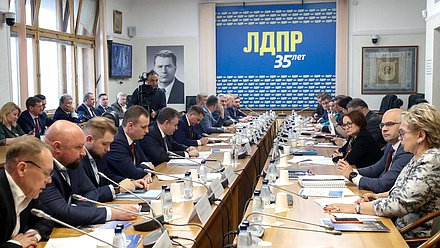 Встреча Председателя Банка России Эльвиры Набиуллиной с членами фракции ЛДПР