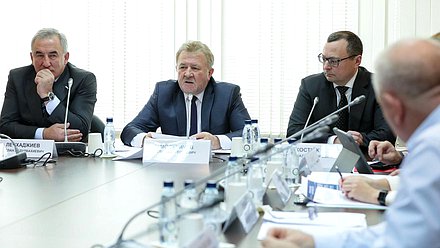 Заместитель Председателя Комитета по транспорту и развитию транспортной инфраструктуры Руслан Лечхаджиев, Председатель Комитета Евгений Москвичев и Первый заместитель Министра транспорта РФ Андрей Костюк