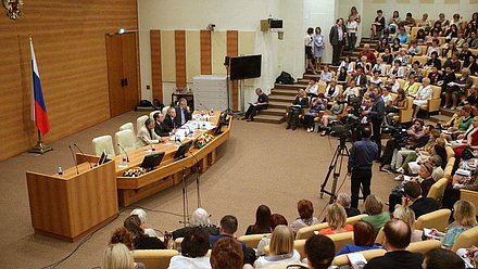 Литературная встреча Комитета Государственной Думы по образованию на тему «Несломленный русский язык» в рамках мероприятий, приуроченных к Году литературы и празднованию Дня русского языка, с презентацией сборника гражданской поэзии Донбасса «Час мужества». 
