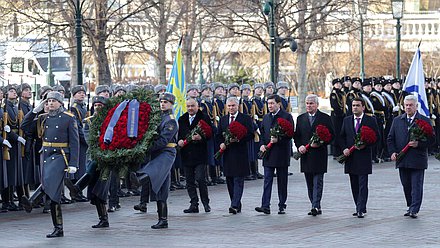 Председатель Государственной Думы Вячеслав Володин и главы делегаций стран-участниц ОДКБ возложили цветы к Могиле Неизвестного Солдата