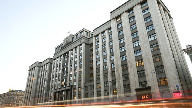 Здание Государственной Думы огни